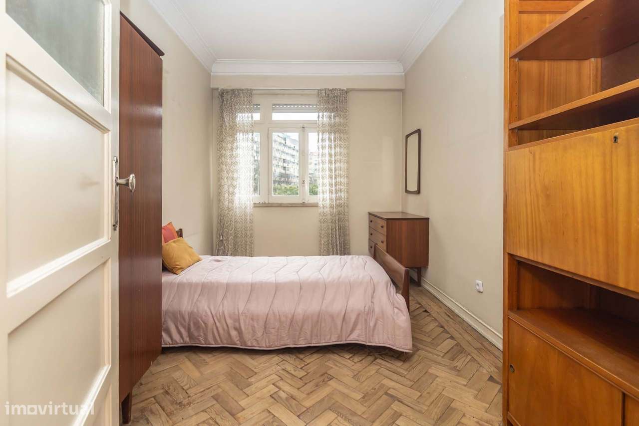 Apartamento T2, junto ao Hospital da Cruz Vermelha , em Benfica-17