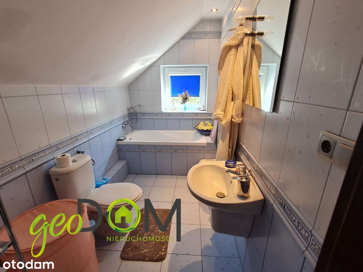 Przestronny dom o ciekawej bryle na dużej działce.-12