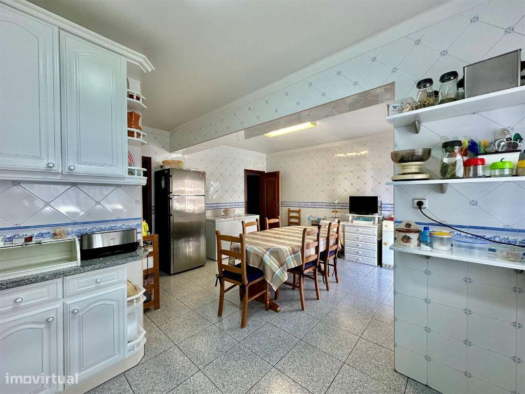 Apartamento T5 com garagem para dois carros em zona de Celas - Grande imagem: 4/23