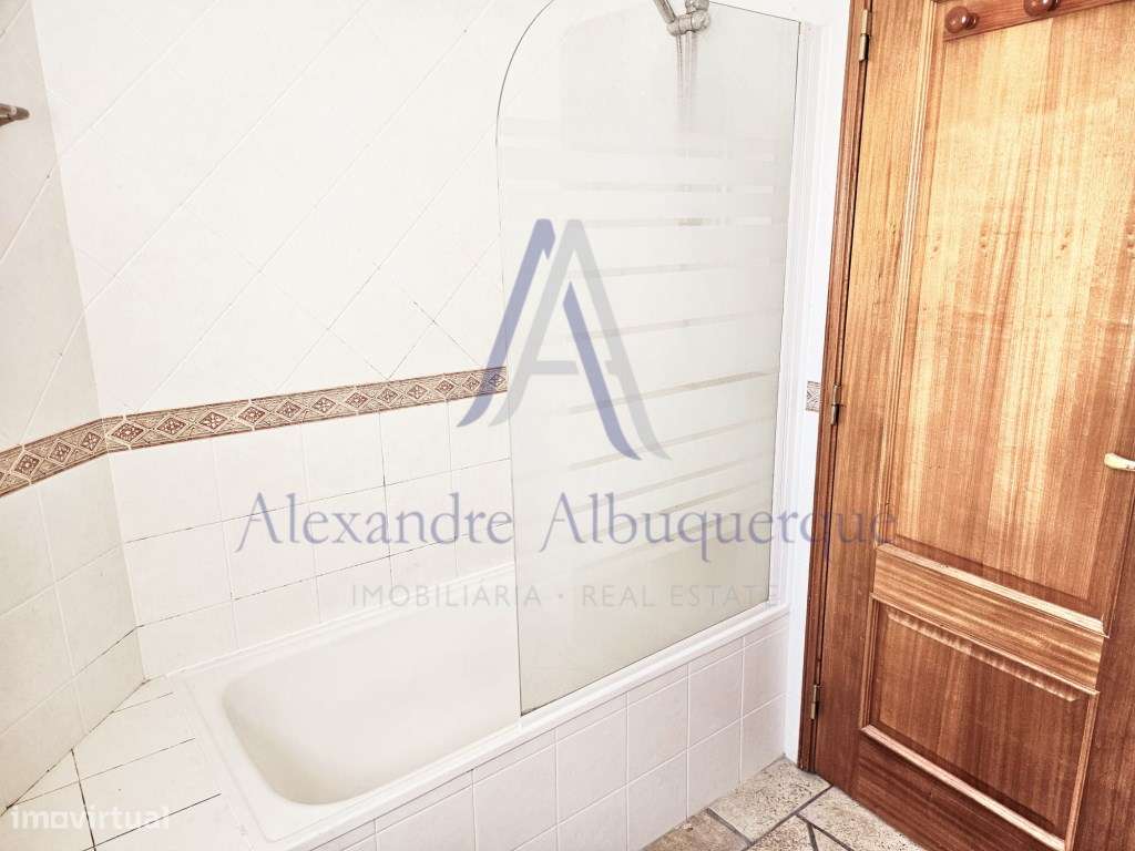 Moradia Isolada com Piscina T3+2-25