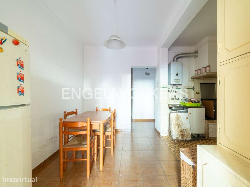Apartamento para remodelação com estacionamento no Areeiro-4