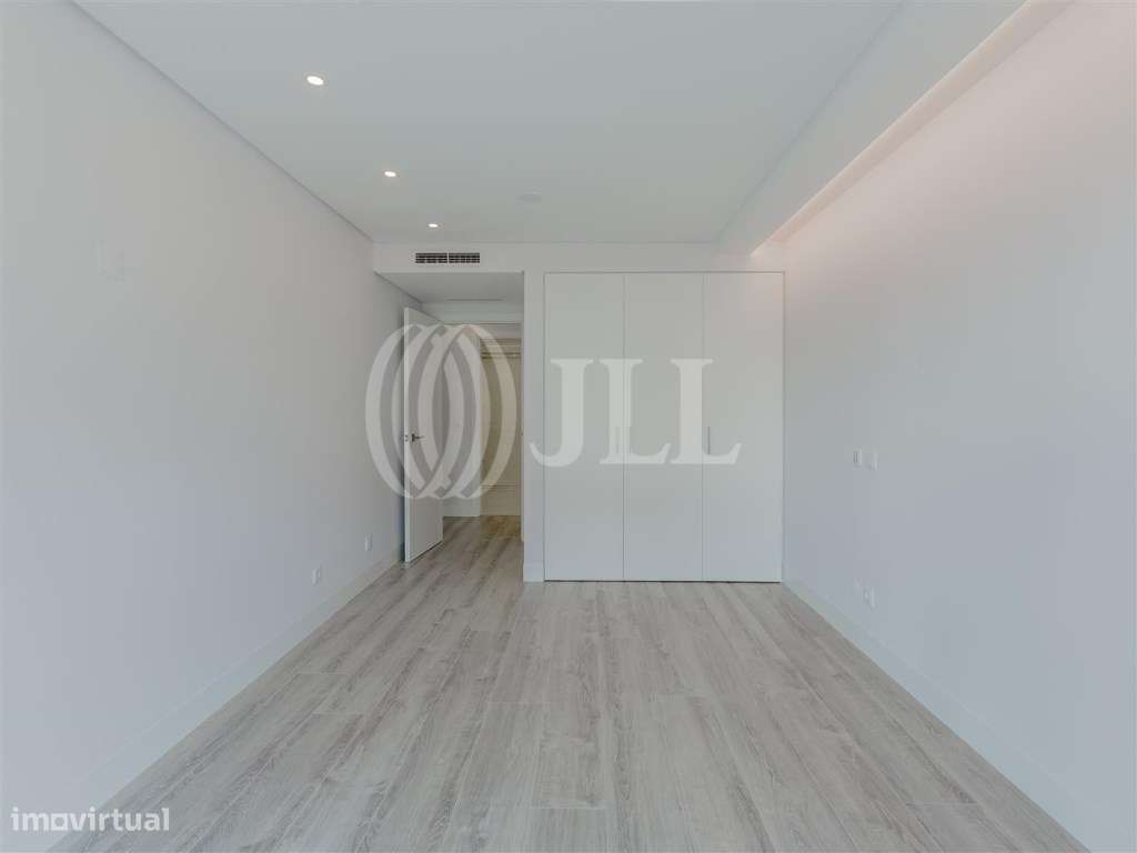 Apartamento T3 com varanda e garagem em Algés Oeiras-7