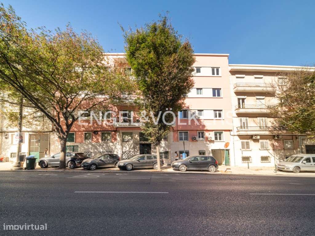 Apartamento para remodelação com estacionamento no Areeiro-24