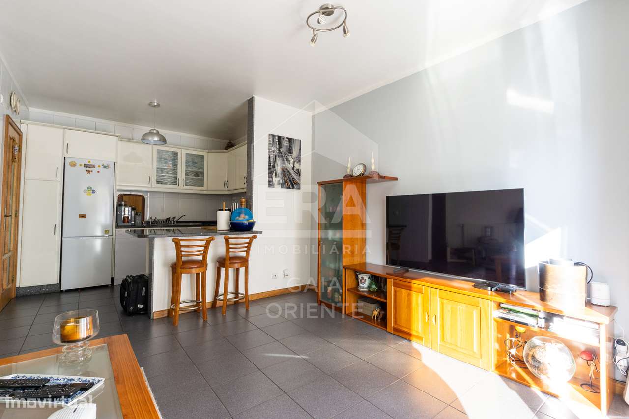 T2 com garagem e varanda junto à N1 – Seixezelo-12