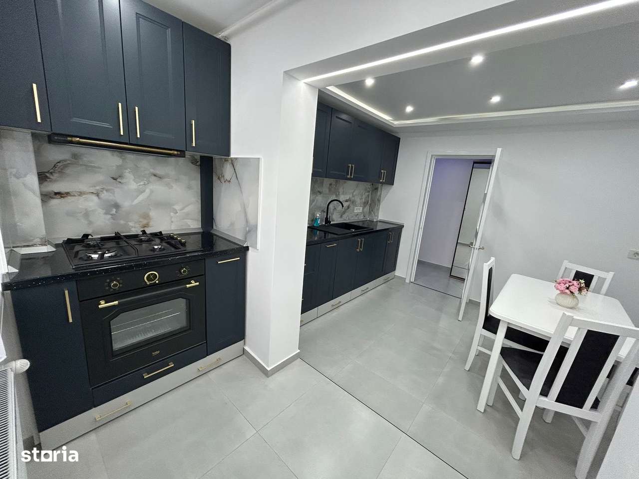 De inchiriat 2 camere,etajul 3,mobilat și utilat zona Centru - Imagine principală: 5/10