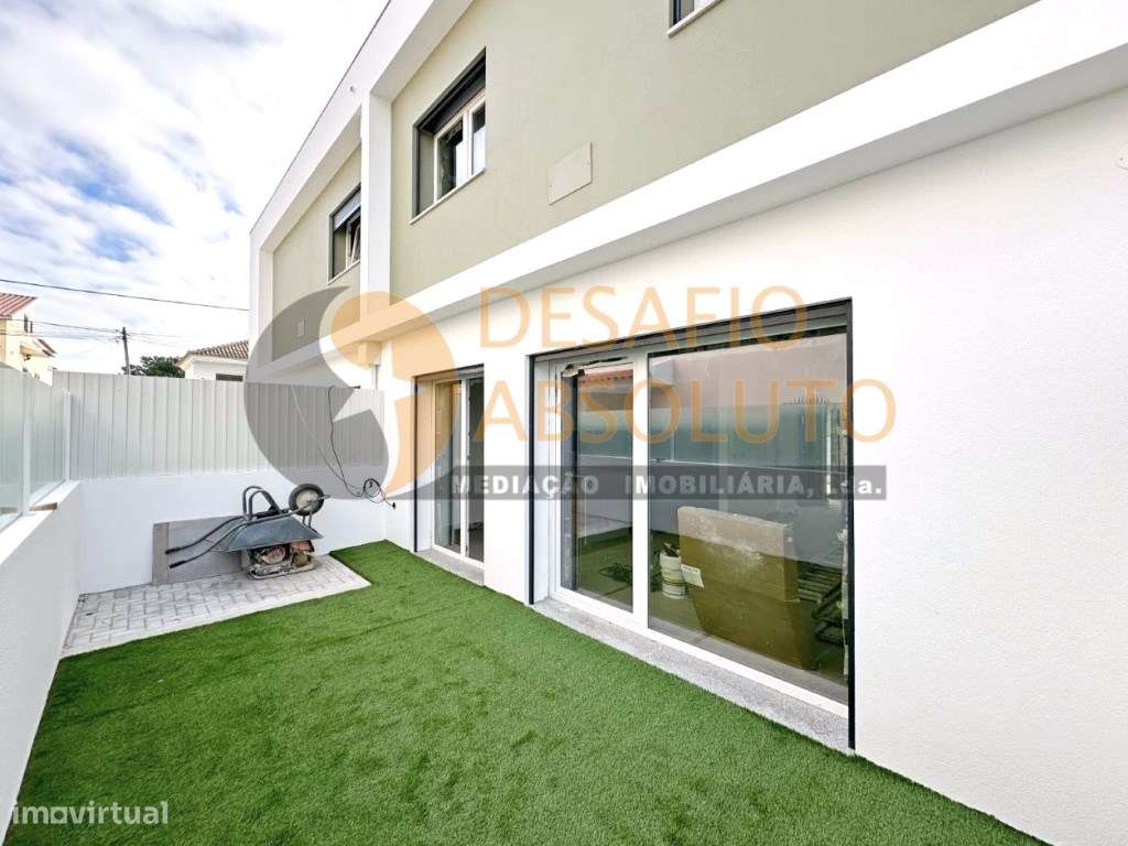 Moradia Geminada T4, 3 Suites c/ Piscina. Fernão Ferro-10