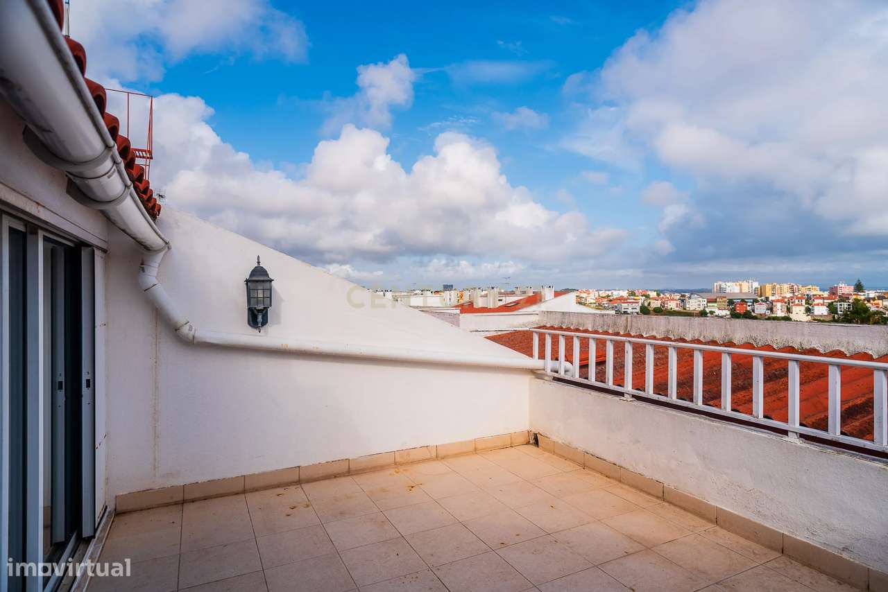 Duplex T3+3 com Vista Mar e Garagem Box – junto à praia e à A5-27