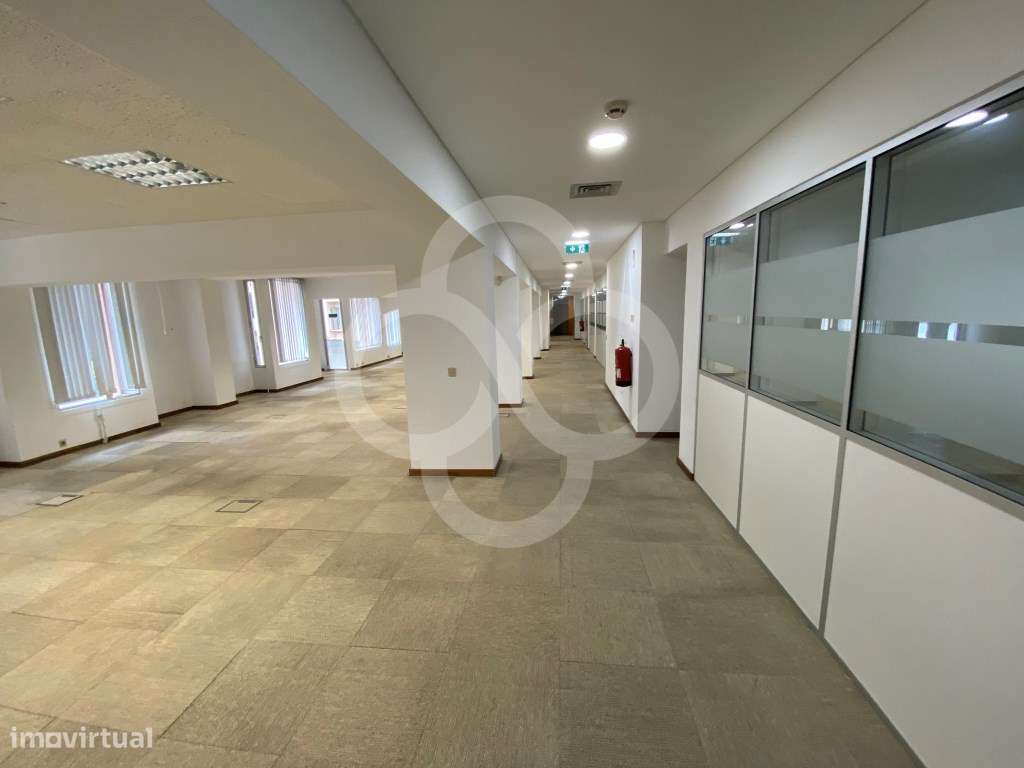 Excelente Escritório em Entrecampos com Possibilidade de Transforma... - Grande imagem: 3/52