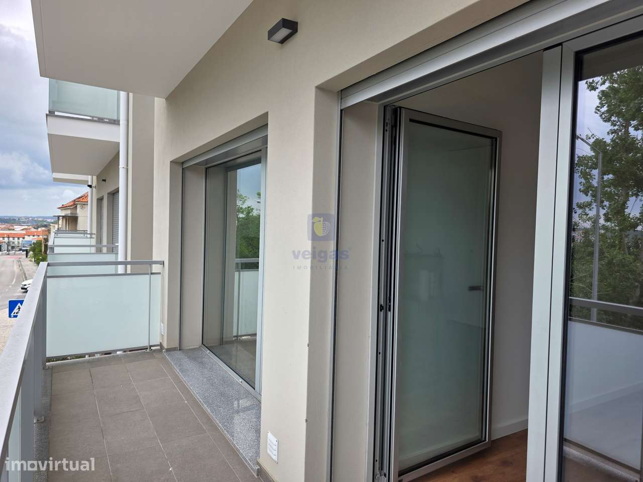 Apartamento semi-novo, T2, 2 WC, box p/ 2 carros e arrumos, em Leiria-22