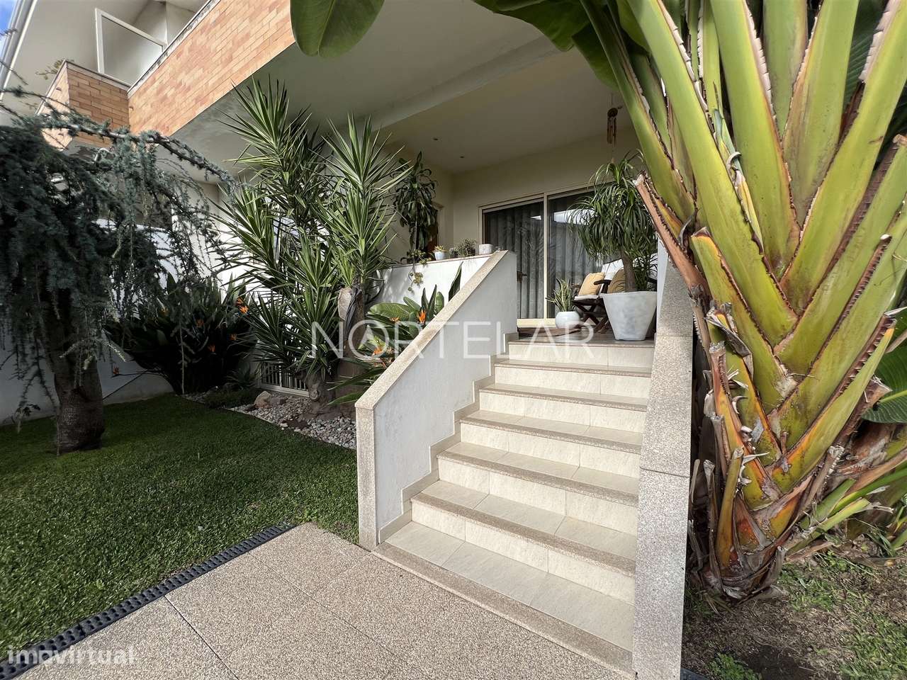 Moradia T3 com jardim e 3 frentes em Famalicão-38