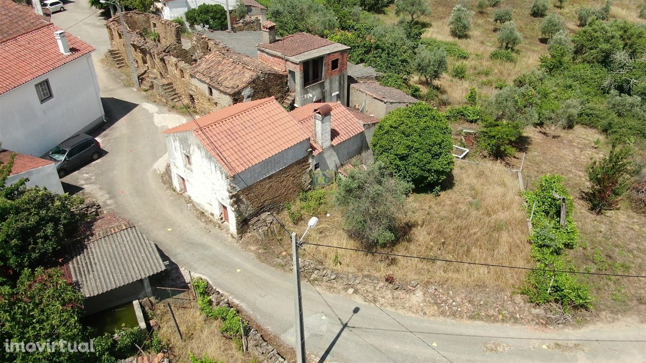 Casa de aldeia (65m2) com quintal (197m2) + Terreno (320m2) - Montes d