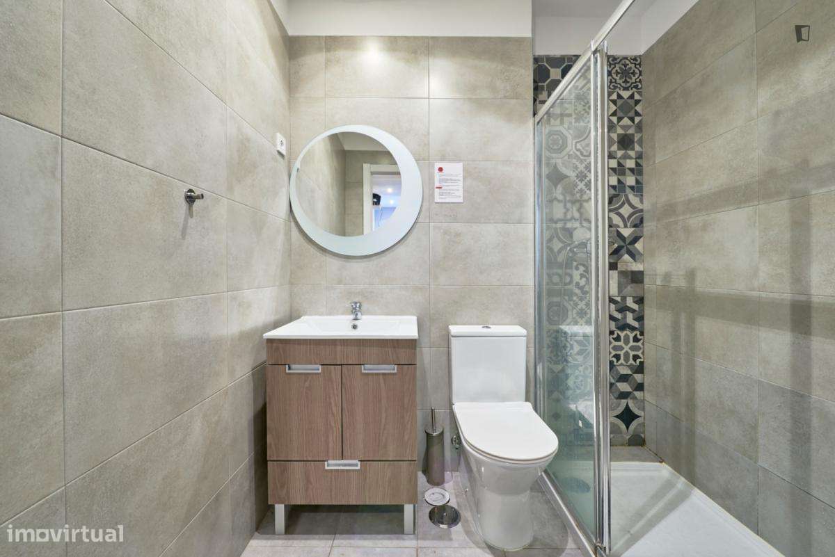 Quarto - localizado em Benfica Lisbon - Grande imagem: 2/31