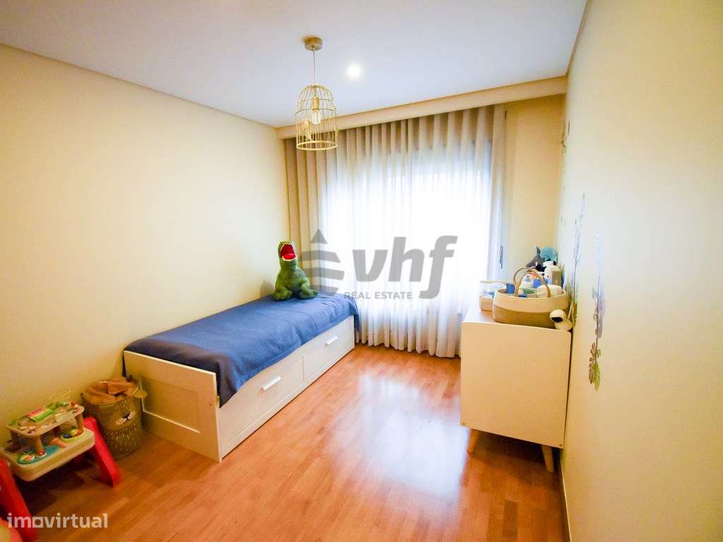 T2 espaçoso com varanda, garagem e excelente exposição solar-15