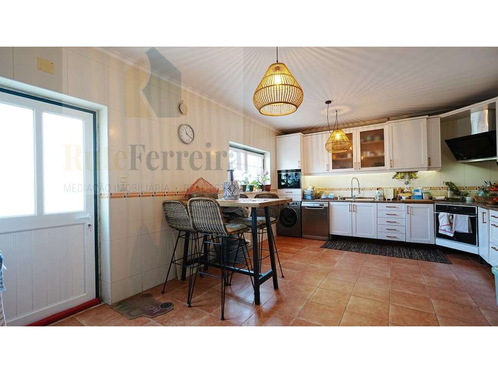 Moradia T3 localizada em São Pedro da Cadeira com jardim-4