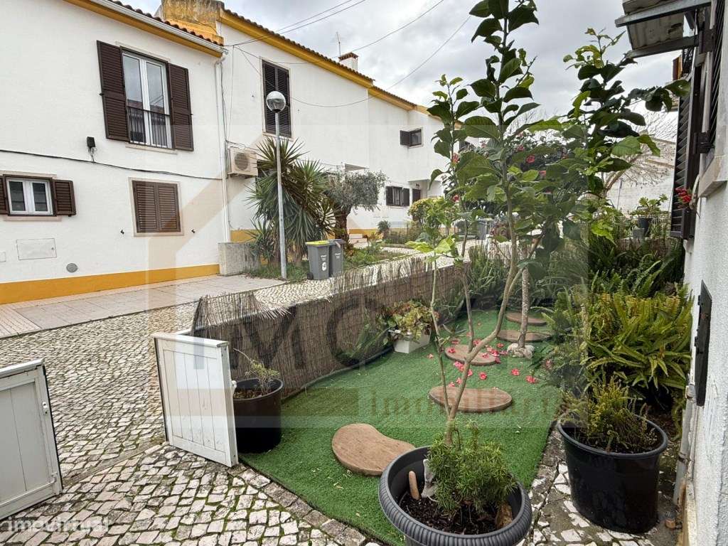 Moradia T3 em Banda - Vila Nogueira de Azeitão-1
