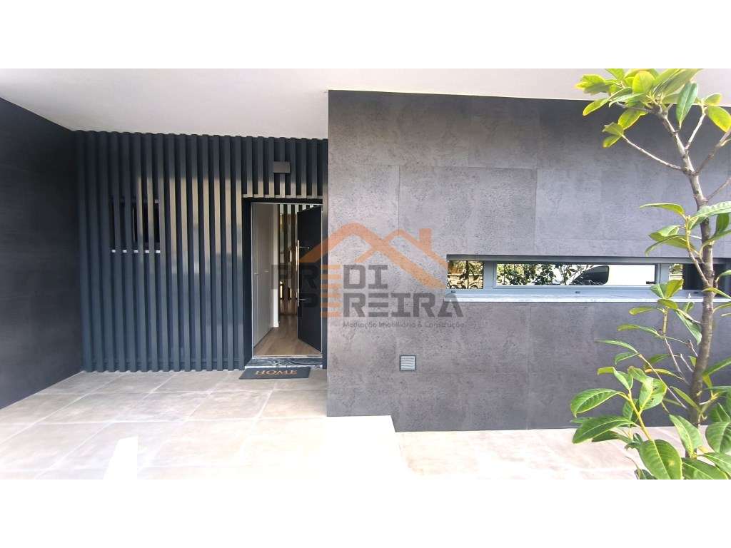 Moradia T4 em condomínio privado com piscina, no Fanqueiro em Loures-59