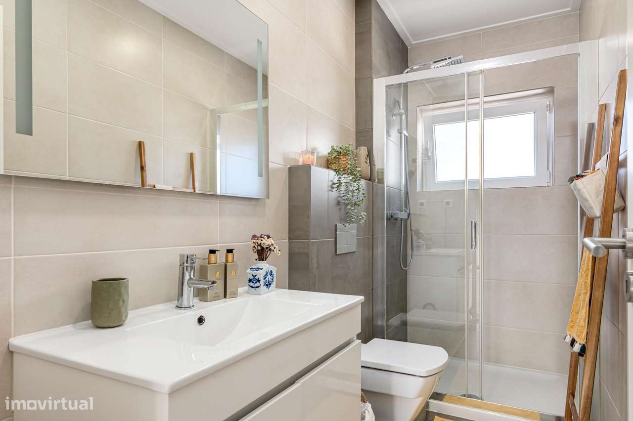 T2+1 Dúplex Remodelado com 4 Varandas e Vista Cristo Rei – Almada-14