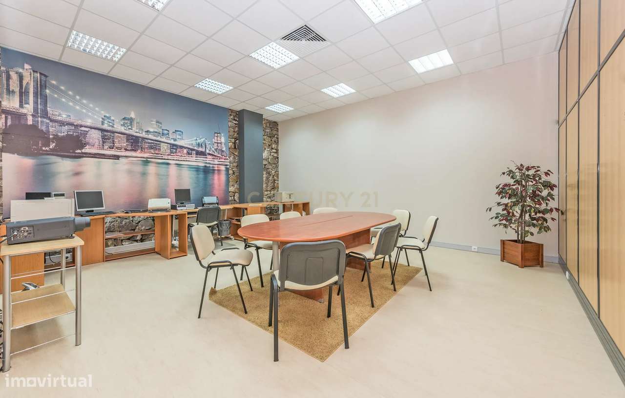 Armazém com Escritórios para Venda – 776 m² | Parque Empresarial em Si-9