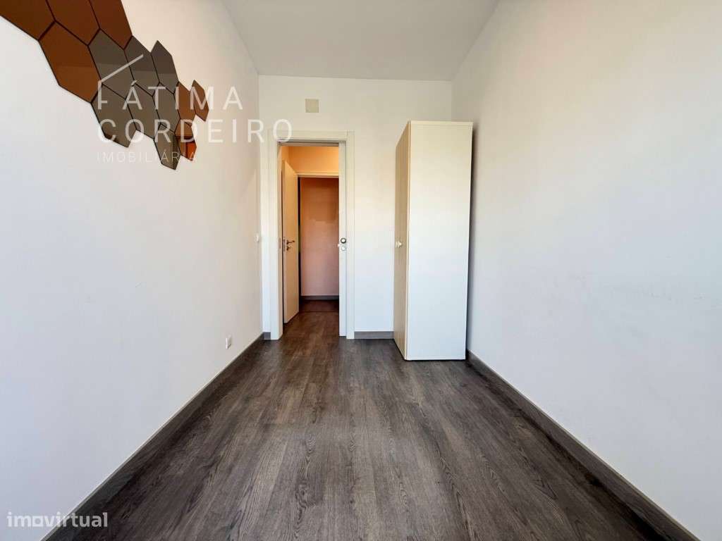 T2 remodelado, localizado no coração da Praça Gil Vicente-9