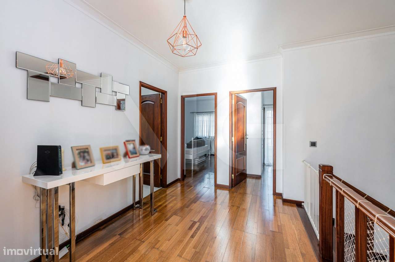 Moradia T4 com pátio, jardim e garagem em Covelas - Trofa-21