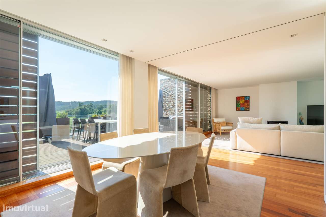 Moradia T4 com piscina, jardim e vista tranquila-17