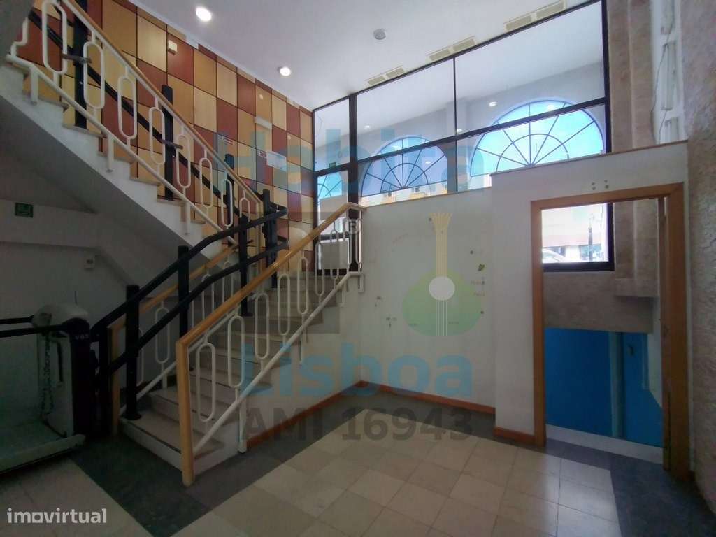 Loja Versátil com 220 m2 junto ao Tribunal do Barreiro - Grande imagem: 3/42