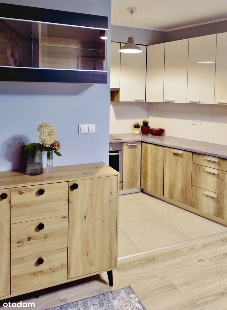 Dwupokojowe mieszkanie odnowione i umeblowane. Garaż i duży balkon. - Pełny obrazek: 4/7