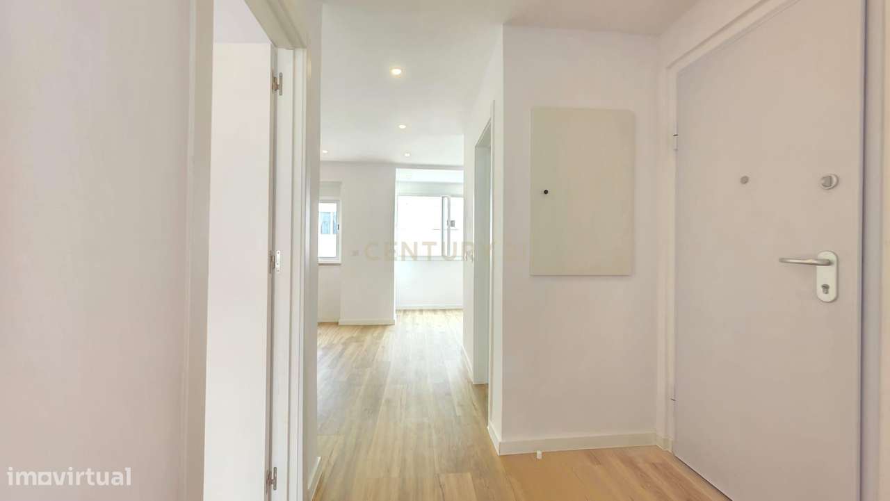 T2 Totalmente Remodelado em Queluz – Pronto a Habitar-13