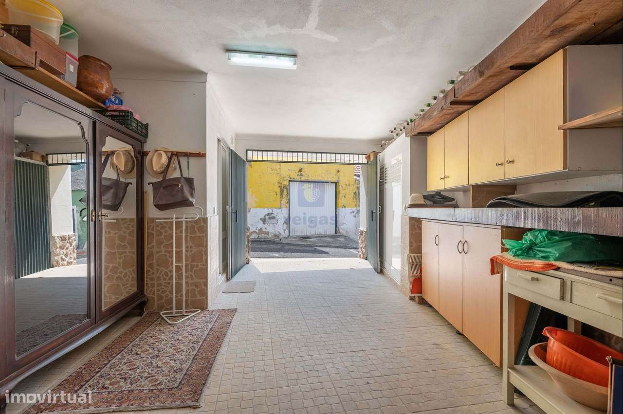 Moradia com Glamour! T4 com Garagem e Terraço no Centro de Vidais-34