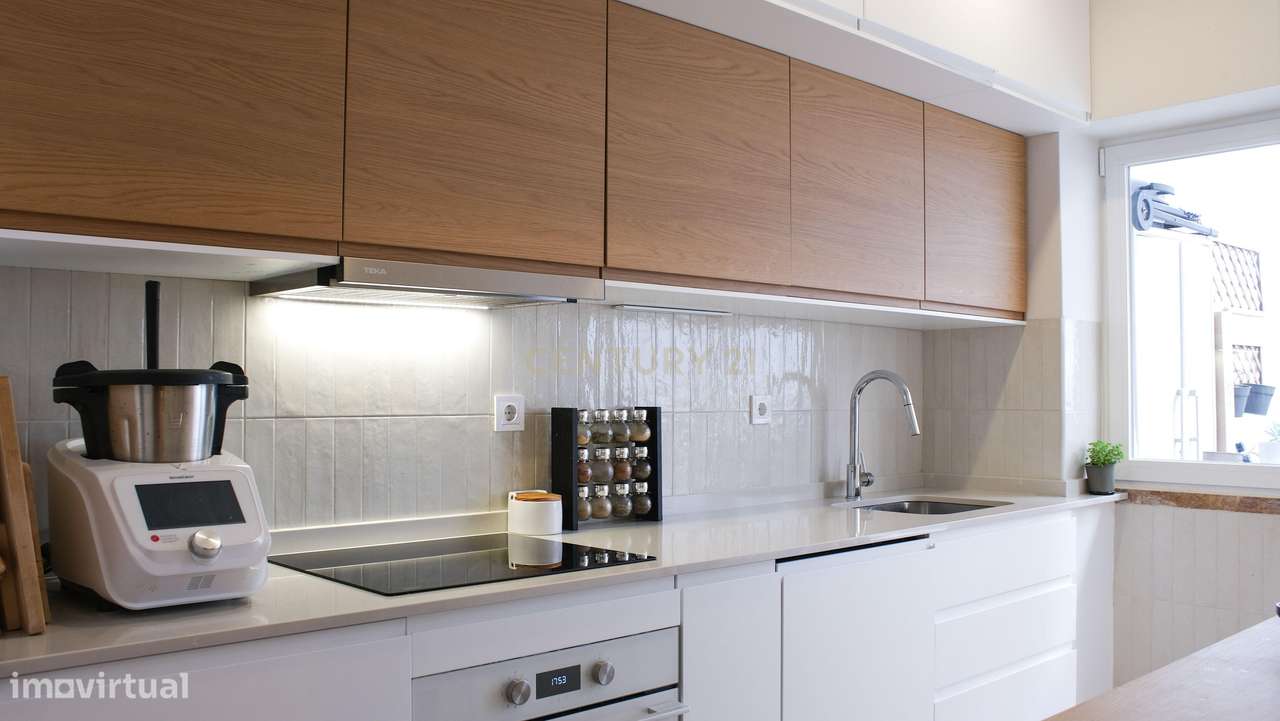 Apartamento T2 Renovado com Logradouro de 80m² no Centro de Almada-13