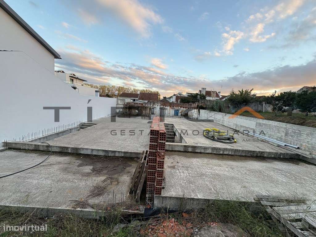 Terreno central no Bombarral para 2 moradias com projeto aprovado-5