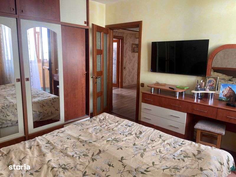 Apartament decomandat, 4 camere, zona Unic, etaj intermediar - Imagine principală: 4/8