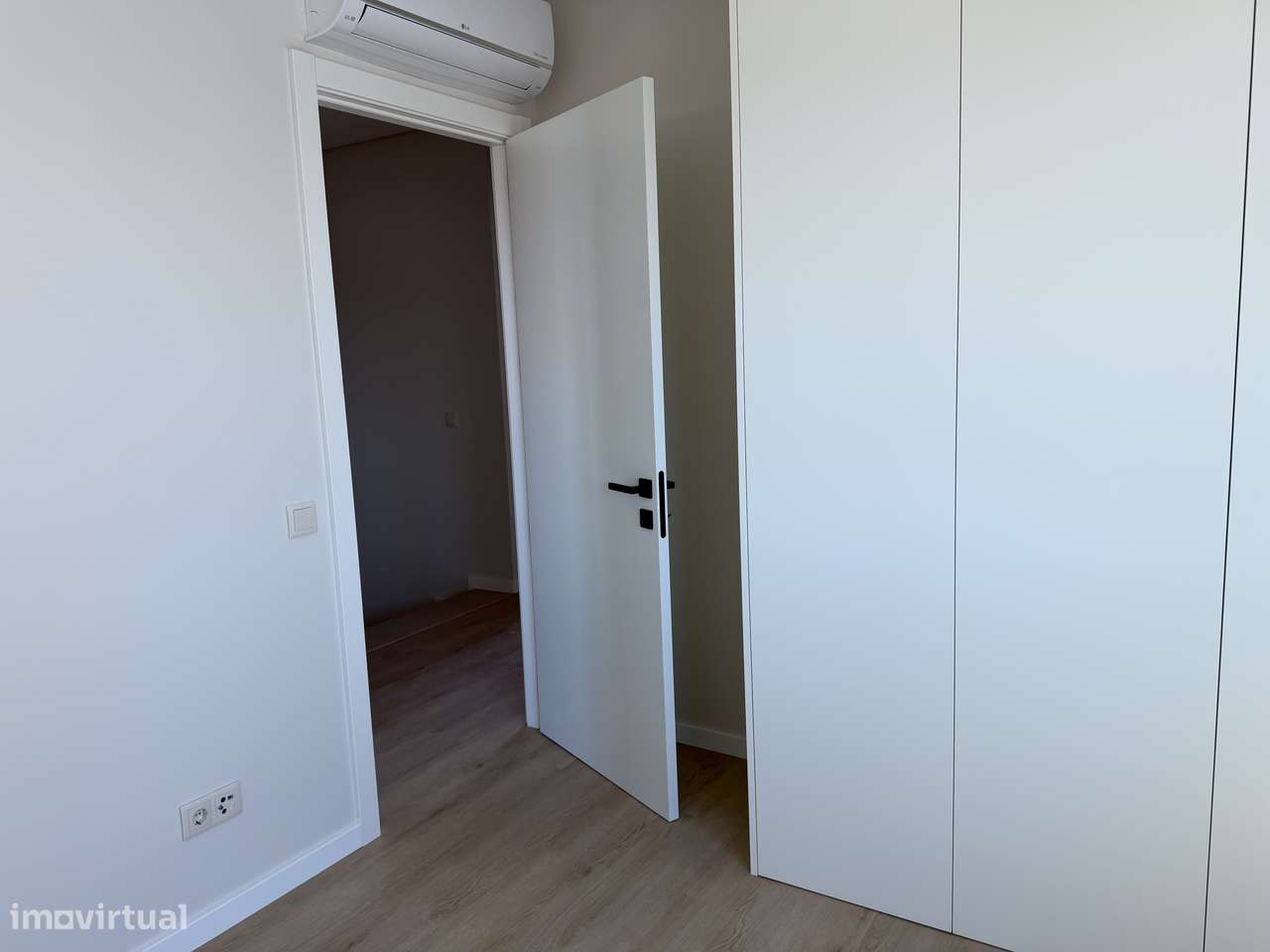 Moradia T4 com piscina, terraço e garagem em Ferreiras-16