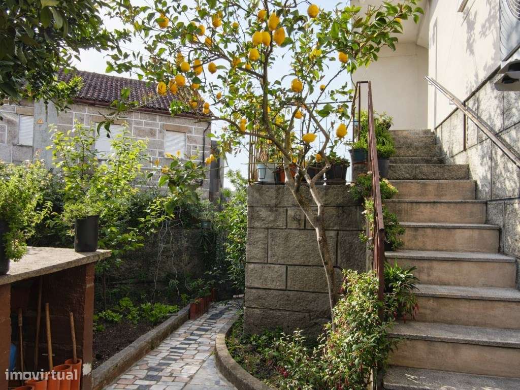 À primeira vista é uma casa como tantas outras. Na prática, é muito...-30