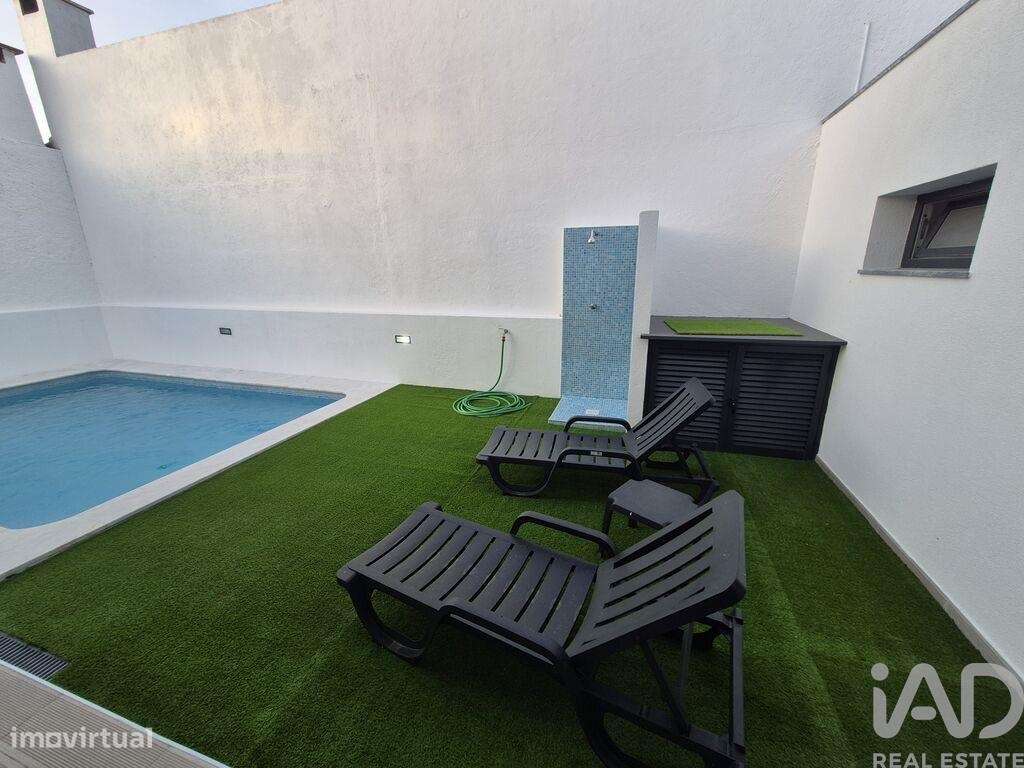 Moradia Isolada T4 Em Charneca De Caparica E Sobreda De 190 M2