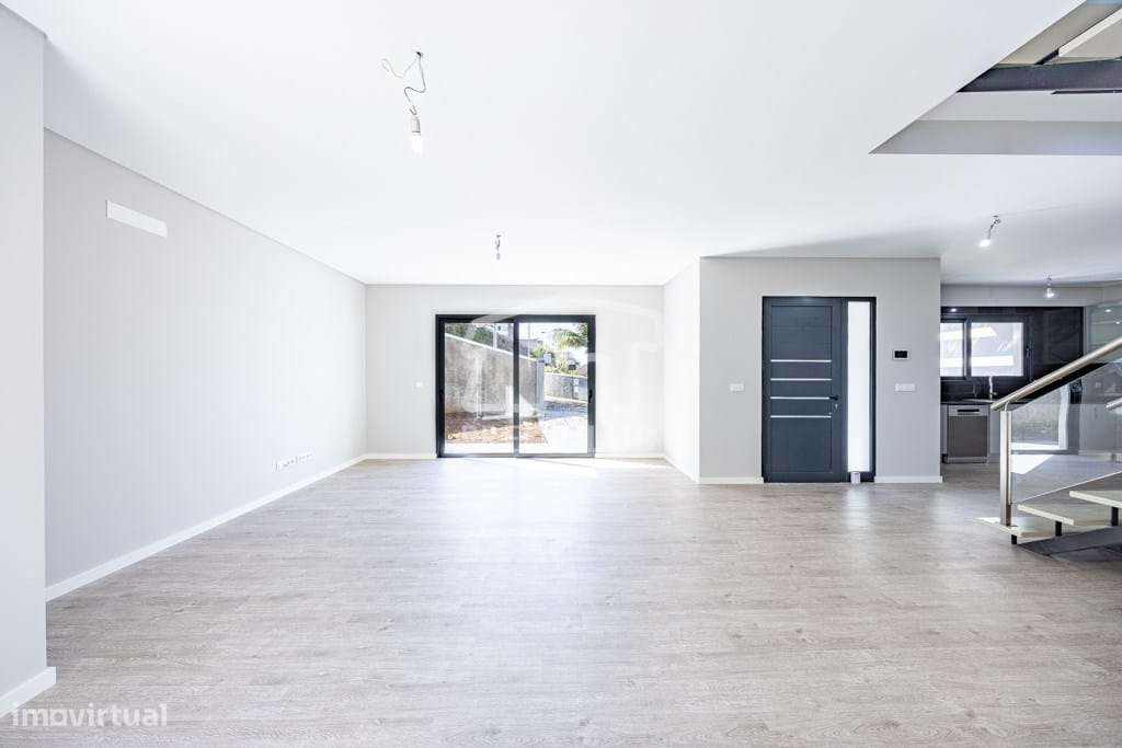 MORADIA T3 A ESTRIAR DE ESTILO MODERNO NO FUNCHAL - Grande imagem: 3/19