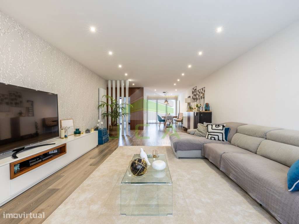 Apartamento T4 com terraço e piscina-14