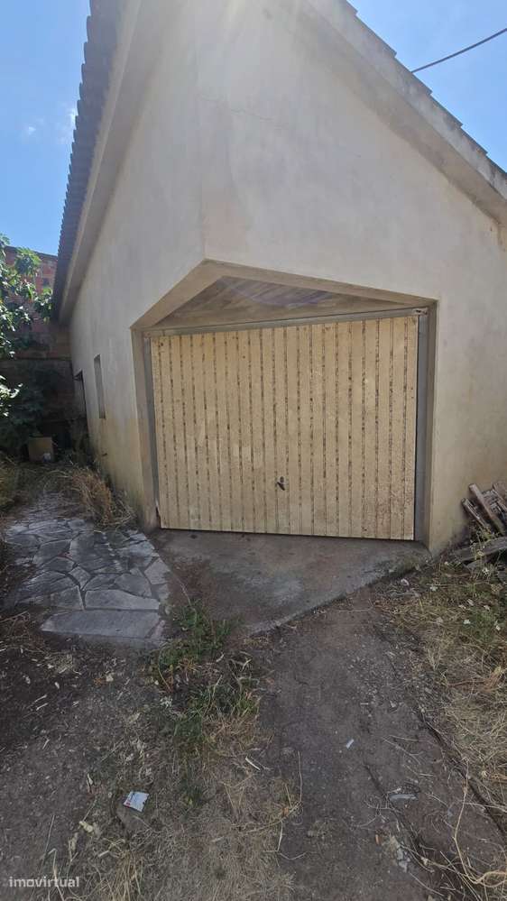 Moradia T2 em banda com jardim e localização tranquila-16