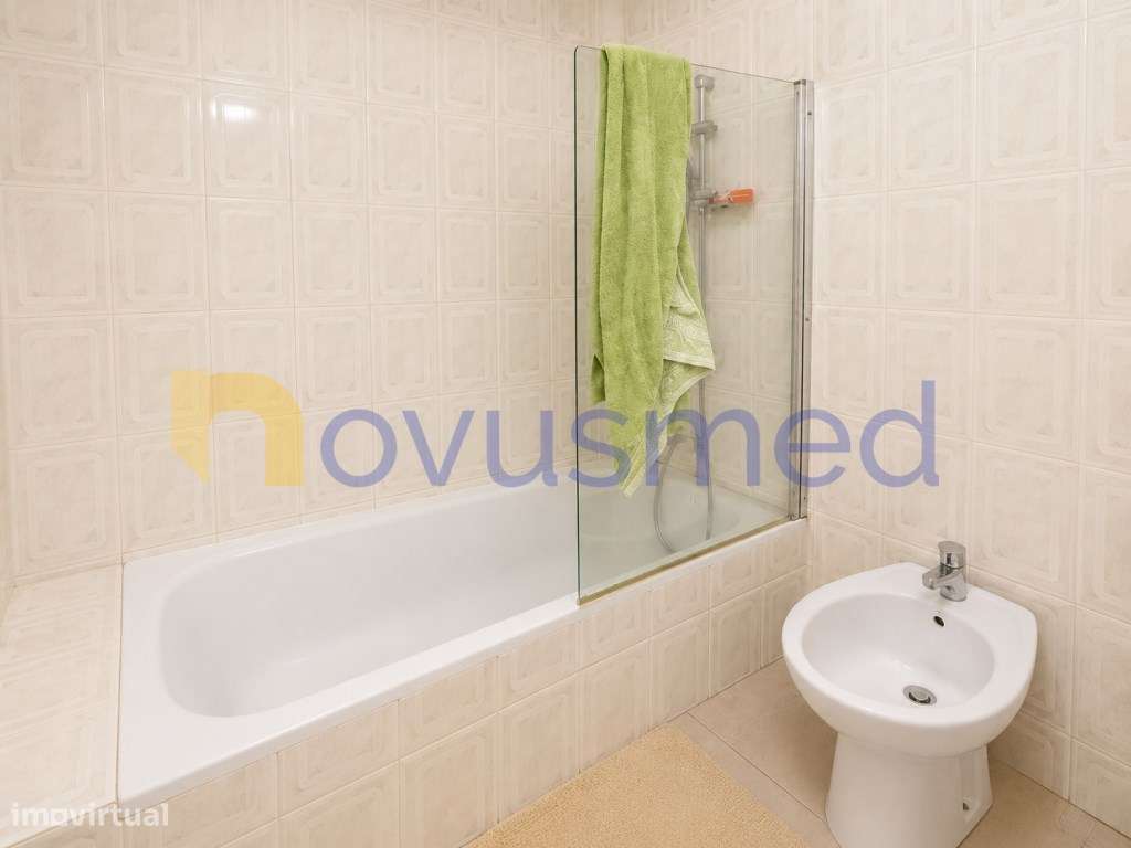 Apartamento T2 totalmente remodelado em zona central nas Ferreiras-13