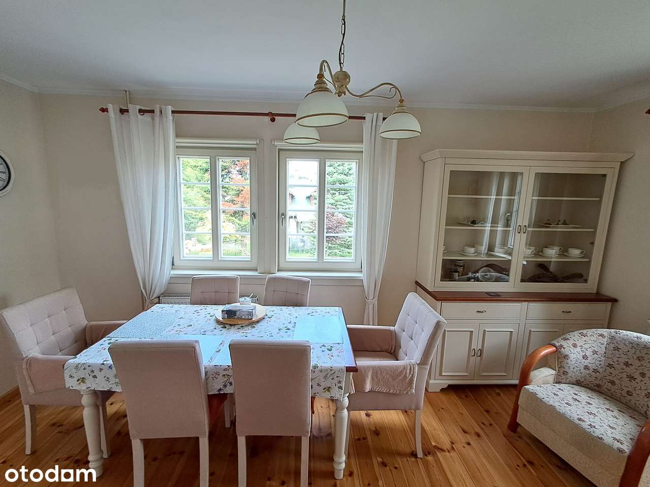 Piękny dom w otoczeniu zieleni na dużej działce.-0