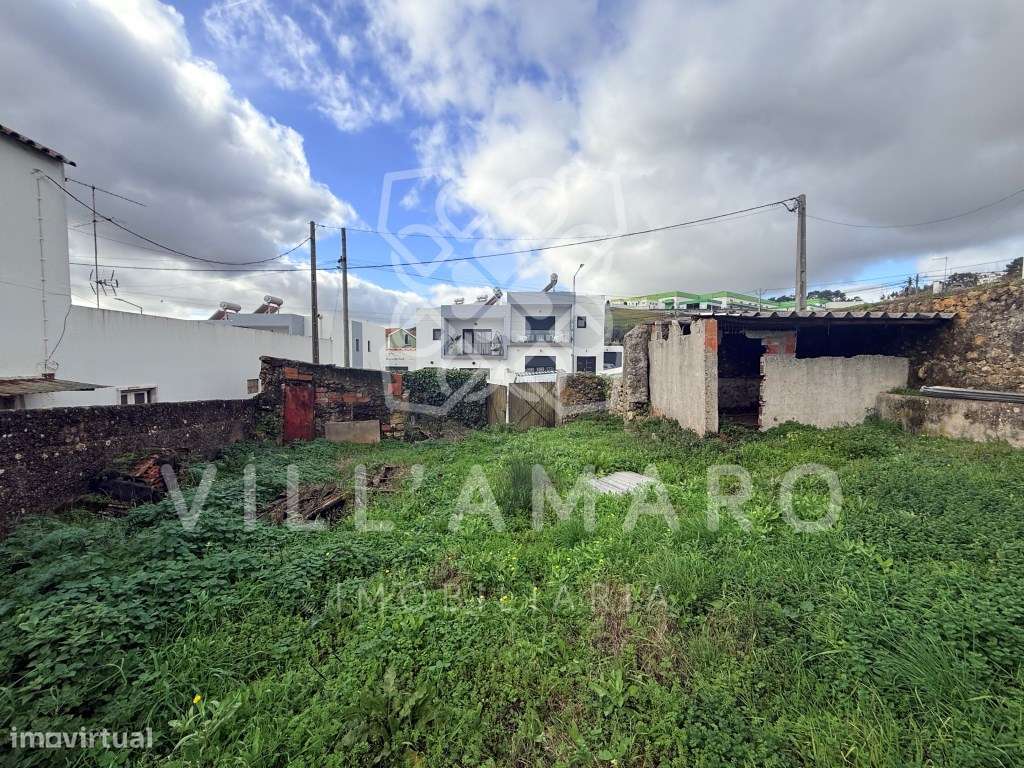 Casa térrea por recuperar com cerca de 168m2 e logradouro com 2500m2.-6