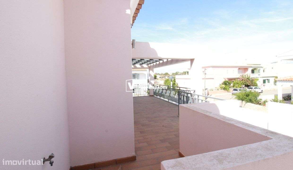 Moradia T3 com piscina e garagem-13