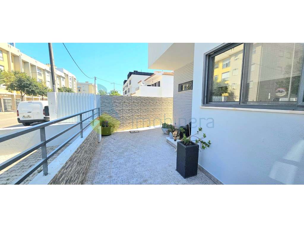 Moradia T4 com 260m2 de área e cave de 95m2, localizada no Monte da...-23