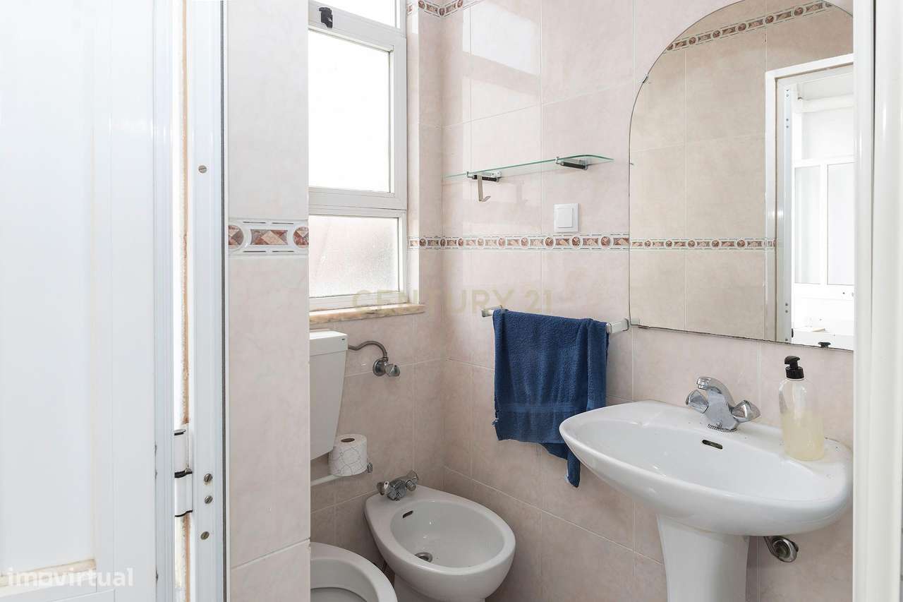 Prédio em propriedade Total | 3 Apartamentos T2+1 e Loja | Lisboa | A-16