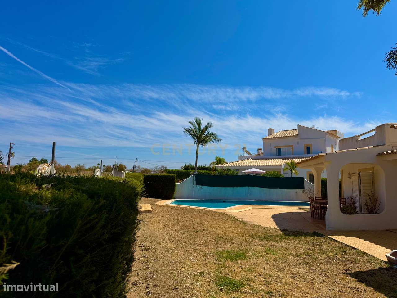 Moradia Independente terreno de esquina com 650 metros, piscina e luga - Grande imagem: 5/34