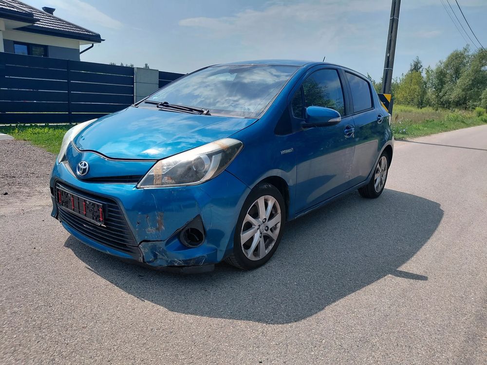 Toyota Yaris III (2011-2019) Hybrid 100 Sol 2013