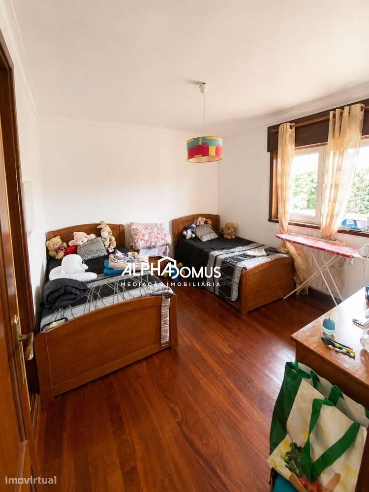 Moradia T4 com Suite, Sotão, Garagem e Espaço Exterior em Valença-11