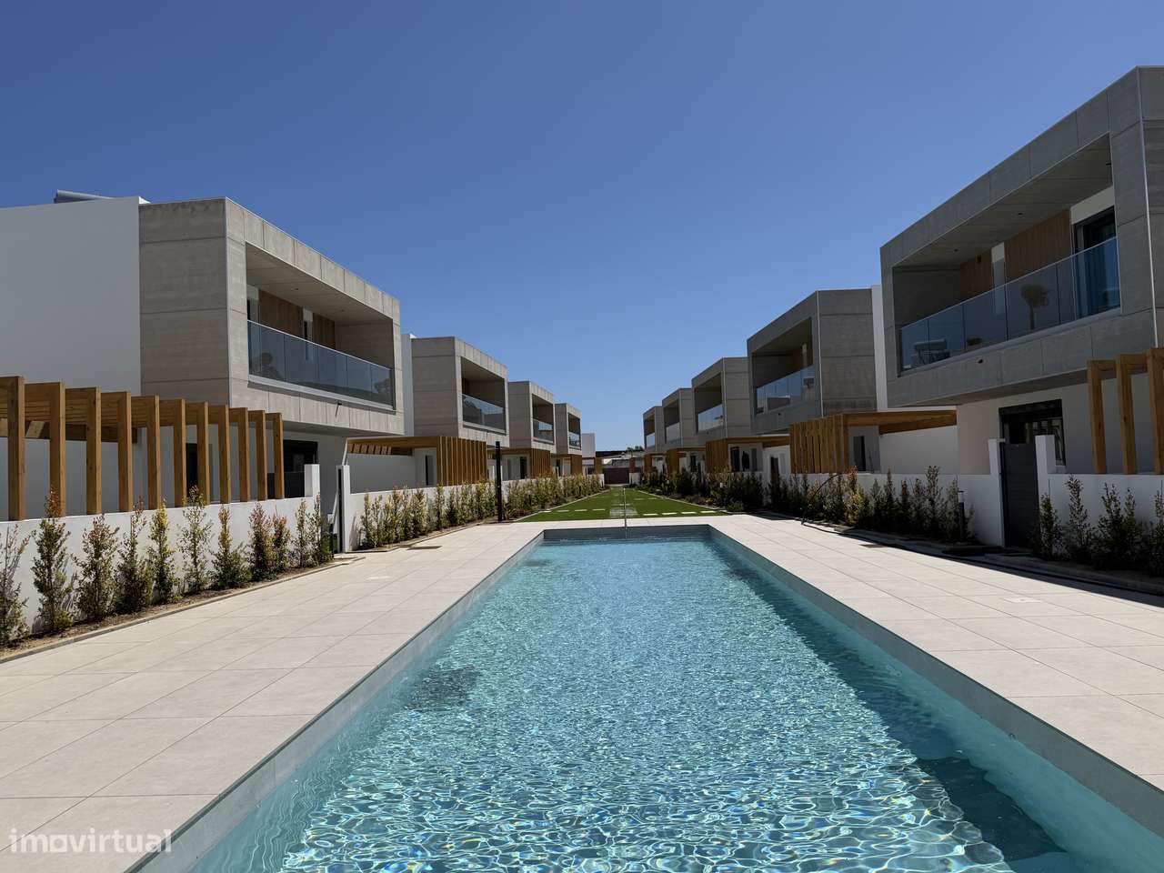 Moradia T4 com piscina, terraço e garagem em Ferreiras-47