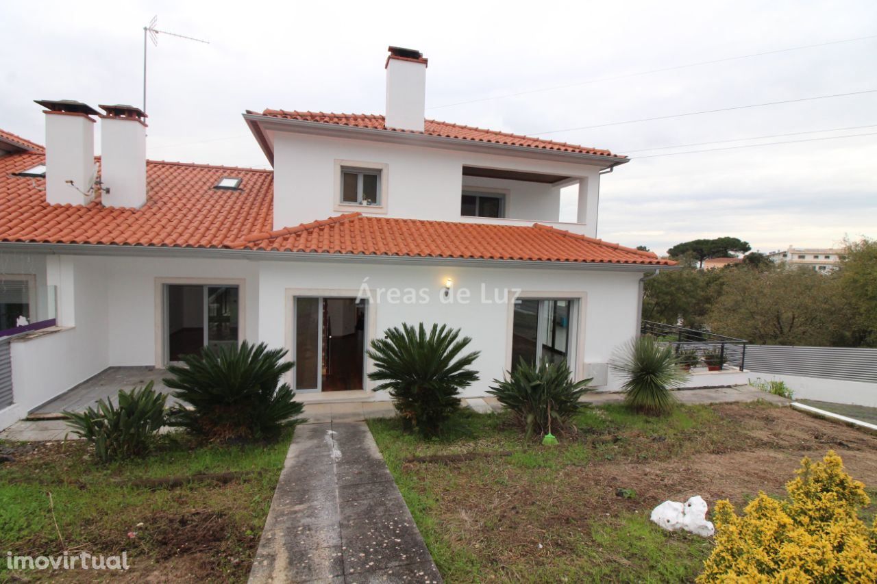 Moradia com Piscina e Terreno - Parceiros, Leiria