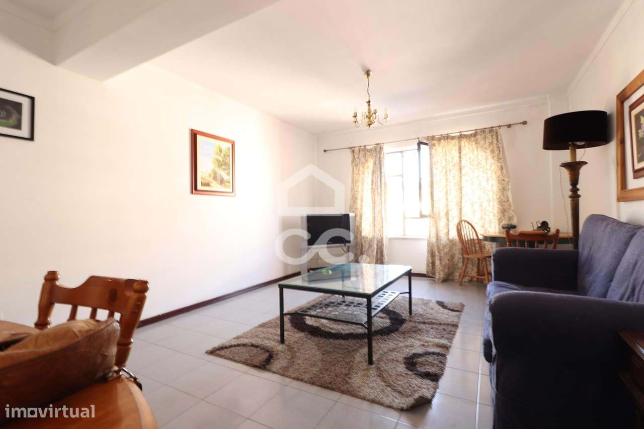 T2 com com arrumo e lugar de estacionamento no Vale das Flores - Grande imagem: 1/9